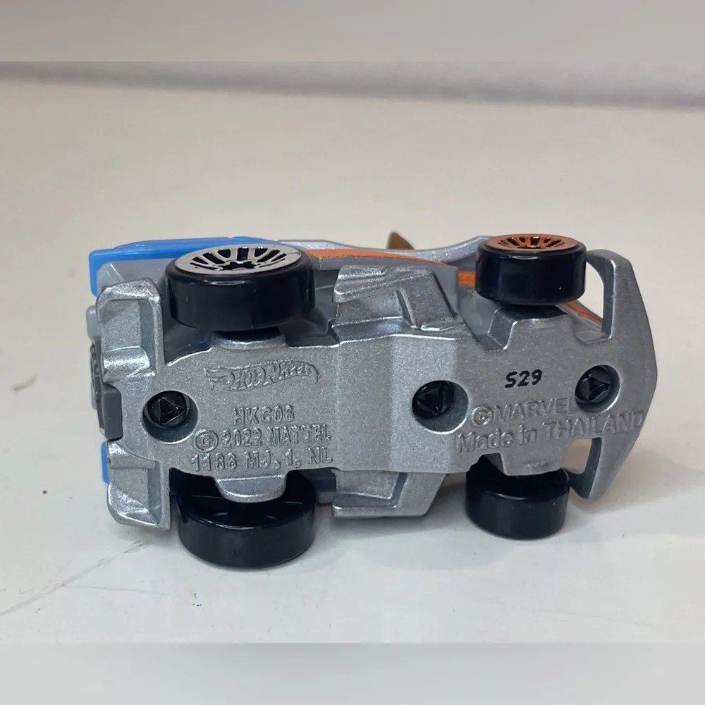 Hot Wheels Marvel RacerVerse Die-Cast Vehicle with Rocket Racoon Driver‎